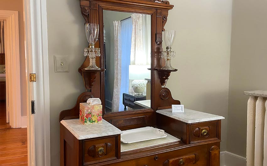 guestroom at Thomas Shepherd Inn